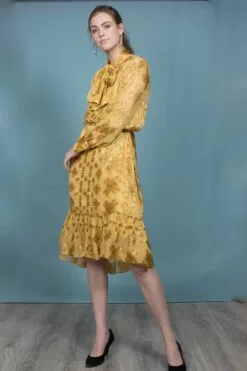 Second Female Bianca Dress - Golden Glow -Second Female Salg 3wCZNfgqQpmJinEzuGGp IMG 4691