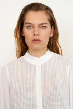 Second Female Tara SS Shirt - Bright White -Second Female Salg 53367 1004 12 1200x1800 4b5b14d7 c082 4b9e b5a0 125e0d00d63a