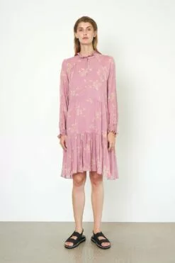 Second Female Mories Dress - Lilas -Second Female Salg 54467 3102 13 1000x 92473f09 e59d 4448 b513 47fb28ffd3d9