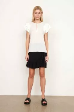 Second Female Mallorca Top - Bright White -Second Female Salg 54634 1004 15 1200x1800 f818ca6e 8d65 47eb 8a3f 42a67cda456f