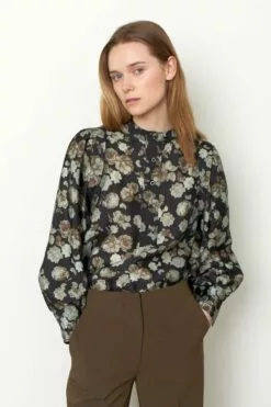 Second Female Ellea Blouse - Black -Second Female Salg 55407 8001 11 1200x1800 fe739b91 c479 4500 b4b1 ad860aaa6245