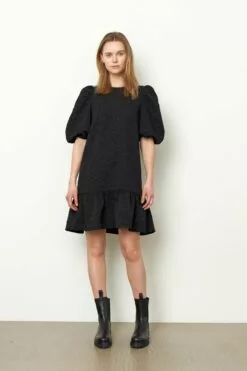 Second Female Dorice Dress - Black -Second Female Salg 55417 8001 13 1200x1800 52bf70d6 ea5a 401e 936e 99e01f4b16f5