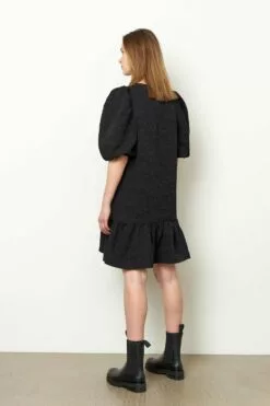 Second Female Dorice Dress - Black -Second Female Salg 55417 8001 14 1200x1800 b18665ce eb12 423b 9cbf f93a7efdd46f