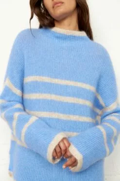 Second Female Ovalis Knit T-Neck - Cornflower Blue -Second Female Salg 55530 5087 12 1200x1800 e5e85d7c 6707 46f3 afe8 030504877c0b