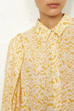 Second Female Belladonna Shirt - Ochre -Second Female Salg 55534 2041 12 1000x 2167dede 547c 40ca 8376 6ad3e97723ee
