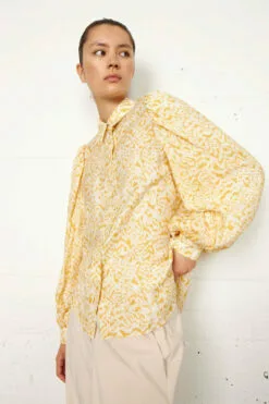 Second Female Belladonna Shirt - Ochre -Second Female Salg 55534 2041 13 1000x 035b31e0 ddab 4266 b28b 6f72a434c450