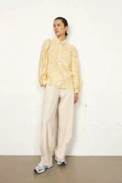 Second Female Belladonna Shirt - Ochre -Second Female Salg 55534 2041 14 1000x 4e62d1c8 6957 4825 8cdc 4f8b64fae487