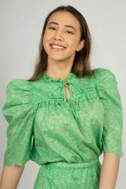 Front -Second Female Salg 55900 4077 mod JodisMiniSkirt AbsintheGreen55899 4077 JodisBlouse AbsintheGreen 4