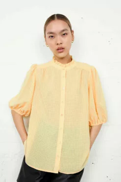 Second Female Tara New Shirt - Golden Haze -Second Female Salg 55945 2045 11 1000x df8a1fbf 5b10 480d 96d0 fd0c4f6354e8