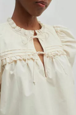 Second Female Eleni Blouse - Dark Chalk -Second Female Salg 56088 1033 12 1000x aebeaaee 068a 4912 966b 19f9327dd41e