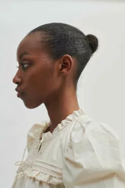 Second Female Eleni Blouse - Dark Chalk -Second Female Salg 56088 1033 13 1000x c6802574 5f7a 4735 b785 d30364131088