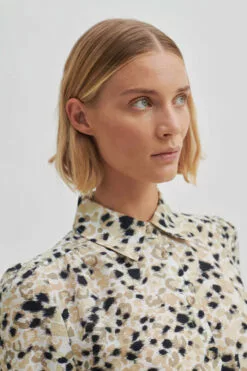 Second Female Gaura Shirt - Crockery -Second Female Salg 56787 6104 12 700x 66464bbf f273 4fff 9bf1 33deb83c0158