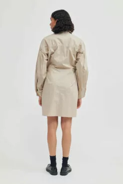 Second Female Enara Dress - Crockery -Second Female Salg 56825 6104 16 700x a7383c5b 1e6d 4c6a a2b4 4431f7ab3bf3