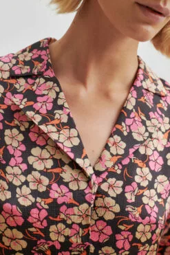 Second Female Victory Shirt - Camellia Rose -Second Female Salg 56921 3123 12 700x d2e4b1be 70d3 4474 9425 19d32b79ceae