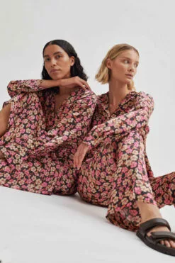 Second Female Victory V-Neck Dress - Camellia Rose -Second Female Salg 56922 3123 13 700x 27d54824 0fd0 47a9 a6e8 180a774e7c0c