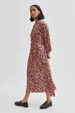 Second Female Victory V-Neck Dress - Camellia Rose -Second Female Salg 56922 3123 15 700x a1609145 d249 4ee5 991a 38222012a493