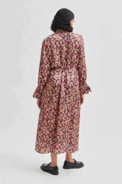 Second Female Victory V-Neck Dress - Camellia Rose -Second Female Salg 56922 3123 16 700x d1431ffb 8272 47c1 8cd8 cc75f309ea7b