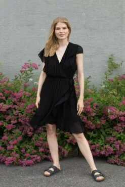 Second Female Mounce Wrap Dress - Black -Second Female Salg C6syFnUeRKKh6aB5QSQq IMG 5015