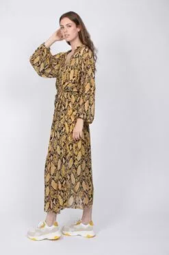 Second Female Snake LS Maxi Dress - Chai Tea -Second Female Salg F4pYiJsQamFY6HXNwpBQ IMG 8398