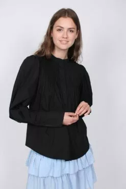 Second Female Ula Shirt - Black -Second Female Salg FvMusOsdTByU3BWjnwWw IMG 8603