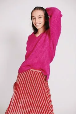 Second Female Aloa Knit V-neck - Fuchsia Red -Second Female Salg I7eOm88nRCuhFPH7SWZ2 FEFAC643 6A33 405F B2E7 0B60BAE8B2E8