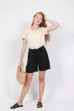 Second Female Peony O-neck Tee - Macadamia -Second Female Salg IjXAe9MQW63OD1fnlaVg IMG 5740