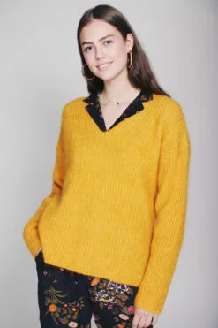 Second Female Aloa Knit V-Neck - Golden Glow -Second Female Salg KRa3RU0zQuWQGsOvqYfV Photo 23 09 2018 13 43 09