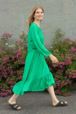 Second Female Reve Midi Dress - Blarney 11 Second Female Reve Midi Dress - Blarney -Second Female Salg LbXqolWQRumscDpjAqJE IMG 5049