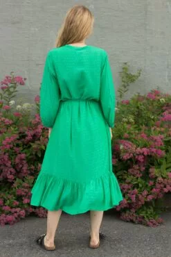 Second Female Reve Midi Dress - Blarney 12 Second Female Reve Midi Dress - Blarney -Second Female Salg P9iaXYhTjWNTQyLrlw4G IMG 5051