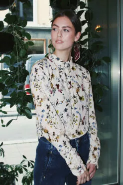 Second Female Scarlet Shirt - Off White -Second Female Salg RvqLAkUzQJOPKFz4GLHx Photo 23 09 2018 14 11 56