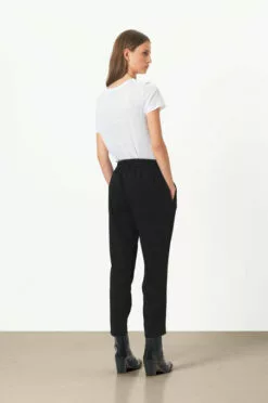 Second Female Garbo Trousers - Black -Second Female Salg UySGDElzScK3CGBkRX3K 53964 8001 13 700x 7d17045e 0d74 4c39 b26c 40155dbb064d