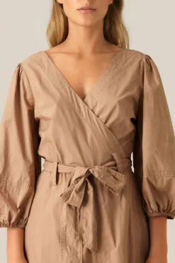 Second Female Phoebe Wrap Short Dress - Praline -Second Female Salg aOT5rPGOQgeHogMpAyYg 53536 6042 2 1000x 429754e6 e45e 4a7e bcf1 04052eaf5fb1