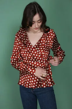 Second Female Spotty Wrap Blouse - Rustic Brown -Second Female Salg eHElj2cR6GjH2hnEUwaF IMG 0232