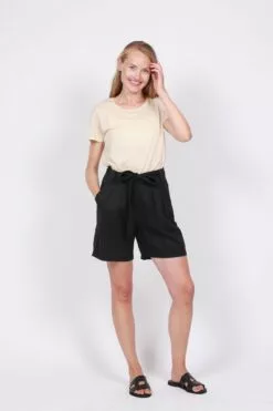 Second Female Peony O-neck Tee - Macadamia -Second Female Salg hu6d9cuqSjeTh7bghxqV IMG 5736