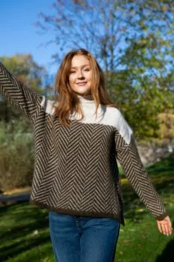 Second Female Herrin Knit T-Neck - Brazilian Sand 21 Second Female Herrin Knit T-Neck - Brazilian Sand -Second Female Salg kampanjebilder uke42 16