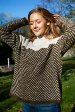 Second Female Herrin Knit T-Neck - Brazilian Sand 24 Second Female Herrin Knit T-Neck - Brazilian Sand -Second Female Salg kampanjebilder uke42 20