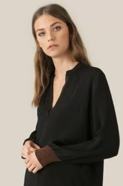 Second Female Filine Blouse - Black -Second Female Salg mIi7rXqTSaP7jBPve3zn 51922 8001 2 1200x 4e7629e1 cf65 4d48 88ab 07861be4a072