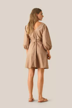 Second Female Phoebe Wrap Short Dress - Praline -Second Female Salg mQB0GwaQgypPsdpQRBvM 53536 6042 3 1000x 52cad612 1021 430e 8f20 c0f26397fc6c