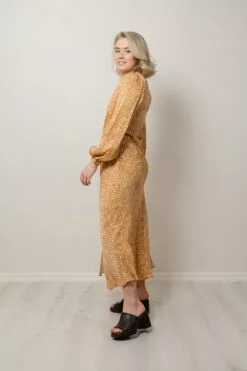 Second Female Rattan Dress - Apricot -Second Female Salg modell uke13 2 354