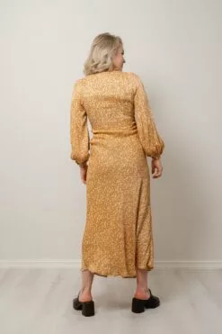 Second Female Rattan Dress - Apricot -Second Female Salg modell uke13 2 359