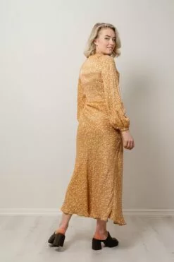 Second Female Rattan Dress - Apricot -Second Female Salg modell uke13 2 360