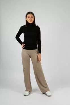 Second Female Matima T-Neck Tee - Black 7 Second Female Matima T-Neck Tee - Black -Second Female Salg modellbilder uke32 54