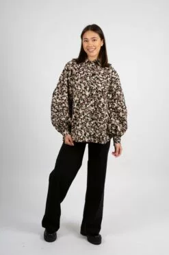 Second Female Annie Shirt - Black -Second Female Salg modellbilder uke37 136