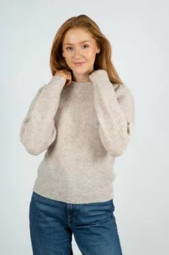 Second Female Brooky Knit Puff O-Neck - Brazilian Sand -Second Female Salg modellbilder uke42 106