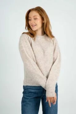 Second Female Brooky Knit Puff O-Neck - Brazilian Sand -Second Female Salg modellbilder uke42 108