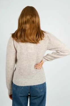 Second Female Brooky Knit Puff O-Neck - Brazilian Sand -Second Female Salg modellbilder uke42 111