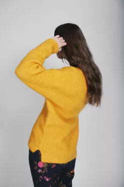 Second Female Aloa Knit V-Neck - Golden Glow -Second Female Salg oZoObCC2RG6pTw3SvHkA Photo 23 09 2018 13 43 39