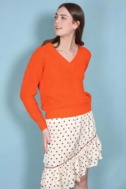 Second Female Faine Knit V-neck - Scarlet Ibis -Second Female Salg t27LvRZSbWAmFPywZNg5 IMG 5710