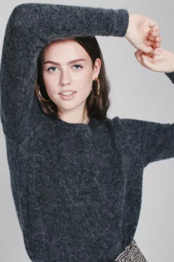 Second Female Brook Knit Raw O-neck - Dark Grey Melange -Second Female Salg v6hLtoQp7mApDKsqSBQQ Photo 23 09 2018 16 48 12