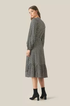 Second Female Gamma LS Midi Dress - Black -Second Female Salg xuimJKQeQuhkxfakgb5g 52881 8001 3 1195x1800 7b4e5f80 08e5 4e7b 821a 01741a4af72b